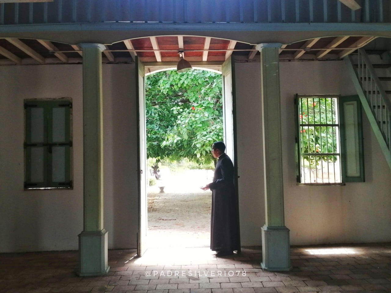 Padre Silverio en la puerta del templo